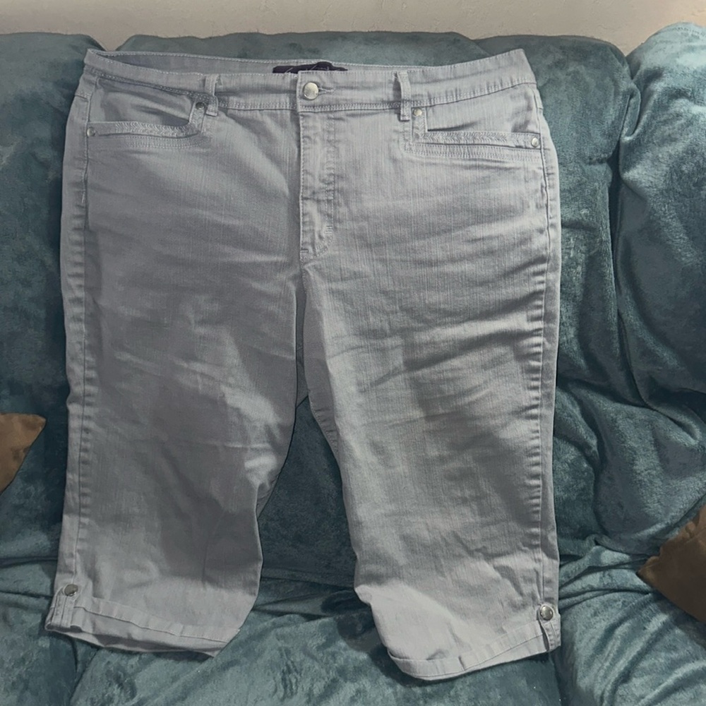 Gloria Vanderbilt size 14 skimmer stretchy capri Jeans light grey 💕